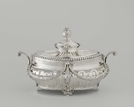 Een grote (A) en twee kleine (B en C) ovale terrines in Lodewijk XVI-stijl