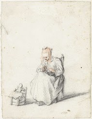 Naaiend meisje, zittend naast haar pop