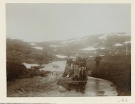 Het gezelschap rust uit op een rots boven een berg in de Harz