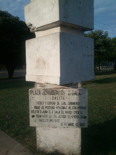 Monolito Plaza Juan Carlos Zabala
