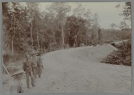 Ophoging voor de brug bij de Ajer Monnes