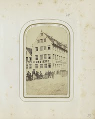 Mensen op straat voor Hotel de Bavière in Neurenberg