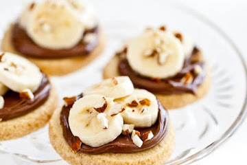 Shortbread Cookies with Nutella, Bananas and Almonds