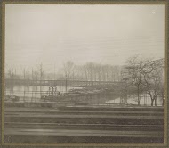 Schepen onder een brug tijdens de overstroming van Parijs, gezien vanuit een trein