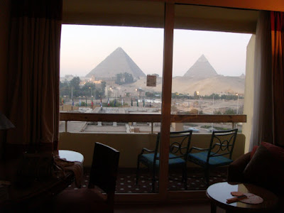 ホテル「ル・メリディアン・ピラミッド」の一室よりギザの三大ピラミッドを臨む