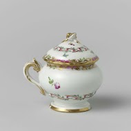 Pasteipot,rond,met deksel en oor, behorend bij een servies met geslingerd lintmotief met bladertakken, bloemboeketten en gestrooide bloemtakken