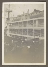 Wuivende passagiers op een schip en achterblijvers op een kade