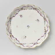 Pattipan, beschilderd met strooibloemen en gouden lovertjes