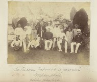 Groepsportret van personeel en kinderen op tabaksplantage Medan-estate