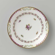 Bord, plat model, behorend bij een servies met geslingerd lintmotief met bladertakken, bloemboeketten en gestrooide bloemtakken