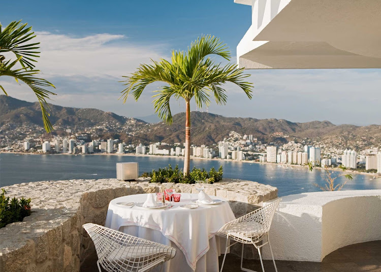 Al fresco dining in Acapulco.