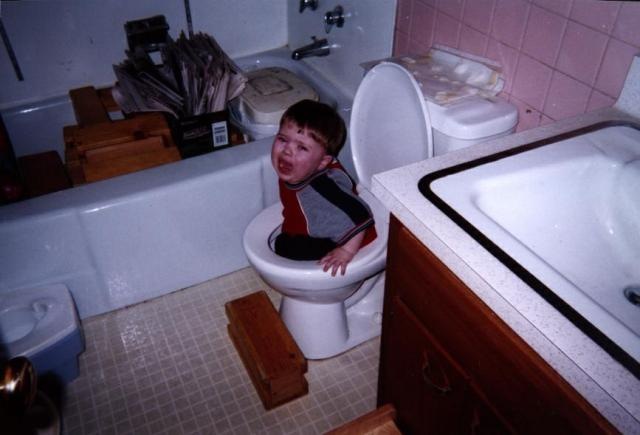 [funny-picture-photo-child-toilet-massdistraction-pic[2].jpg]