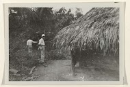 Bezoek aan dorp nabij Moengo