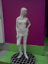 Статуя девушки