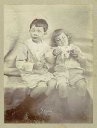 Portret van twee kinderen in matrozenpakjes