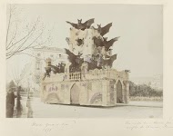 Praalwagen met toren en vleermuizen tijdens Mardi Gras in Nice