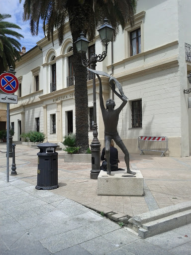 Statua Davanti Alla Biblioteca