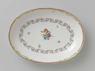 Schaal, diep en ovaal van vorm,behorend bij een servies met geslingerd lintmotief met bladertakken, bloemboeketten en gestrooide bloemtakken