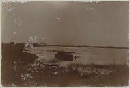 Water bij avond met een bootje aan de wal