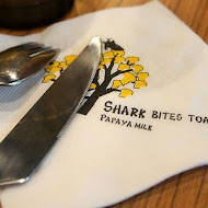 鯊魚咬吐司