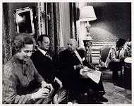 Den Uyl met het bord op schoot