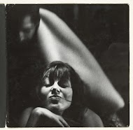 Het gezicht en de hand van een vrouw met gesloten ogen en getuite lippen