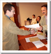 El ganador, a la izquierda, recibe el premio del manos del presidente del colectivo promotor.