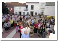 Vecinos de San Benito, congregados en la plaza de la pedanía.