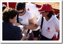 Integrantes de Cruz Roja durante la recaudación.