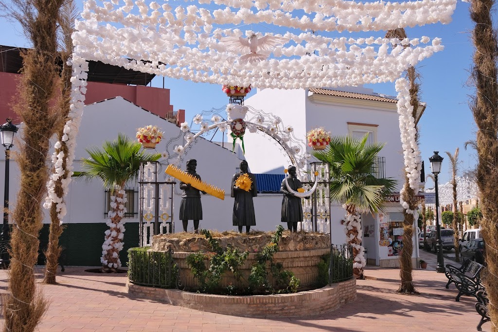 Monumento a las Abuelas Almontenas