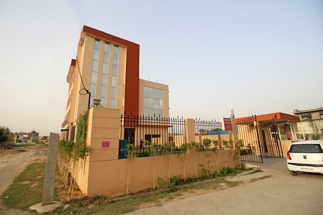Collection O Hotel City Rooms Greater Noida