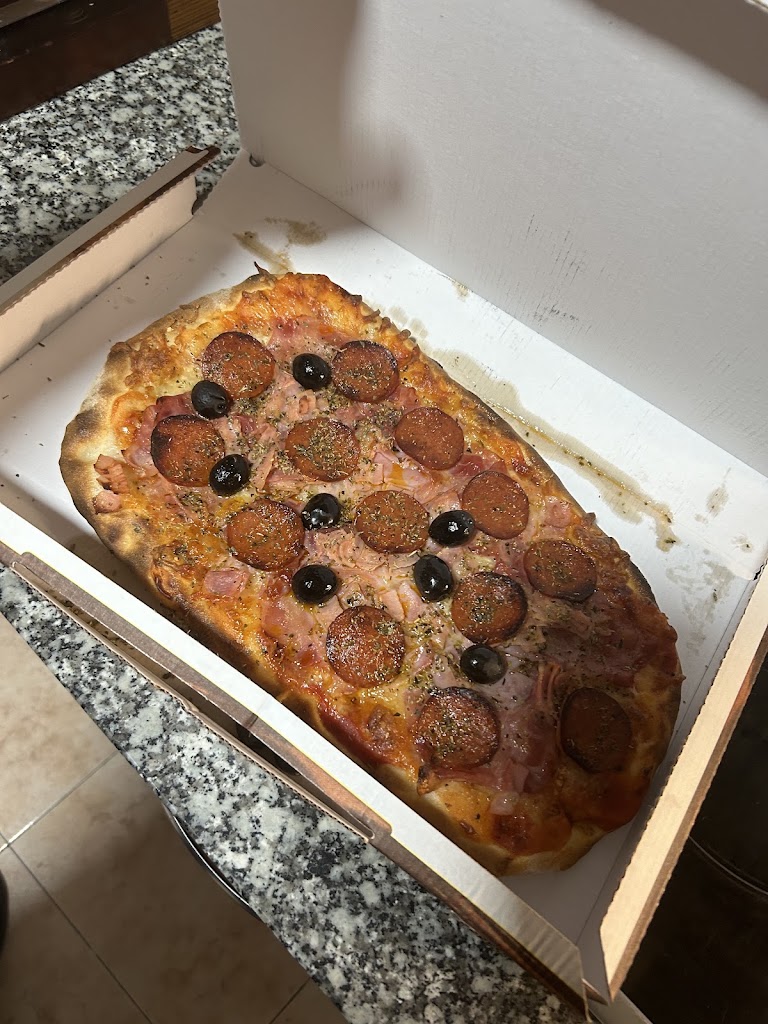 Totti's Pizza — Comida y bebida