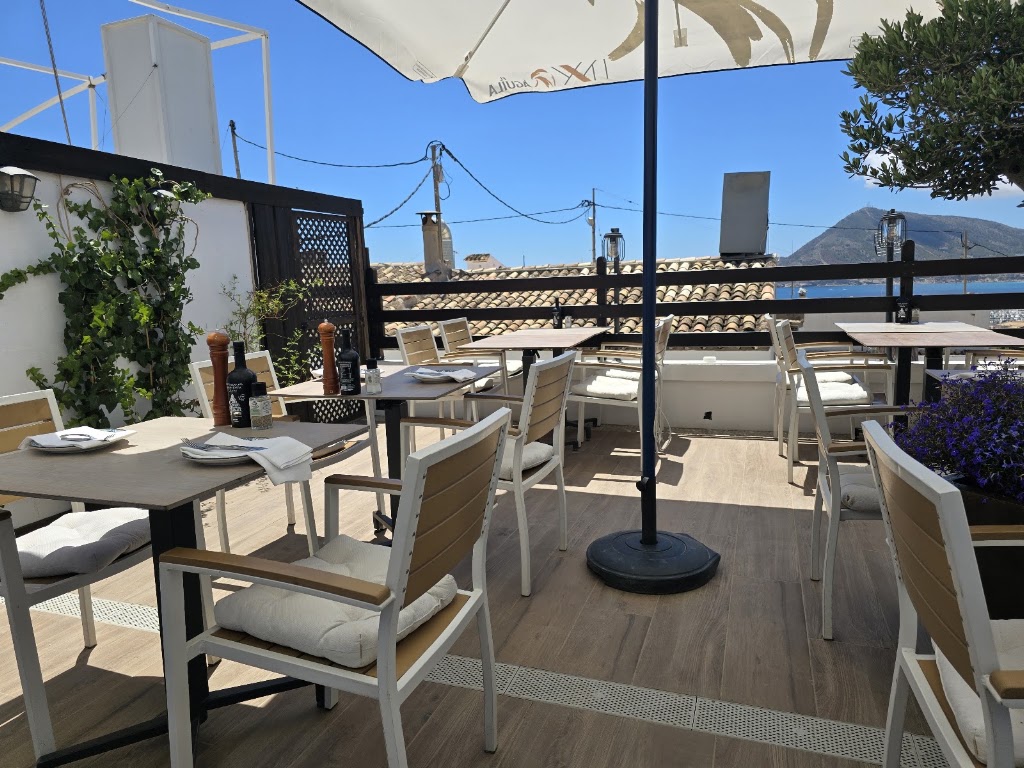MoN Restaurant & Boutique — Ambiente