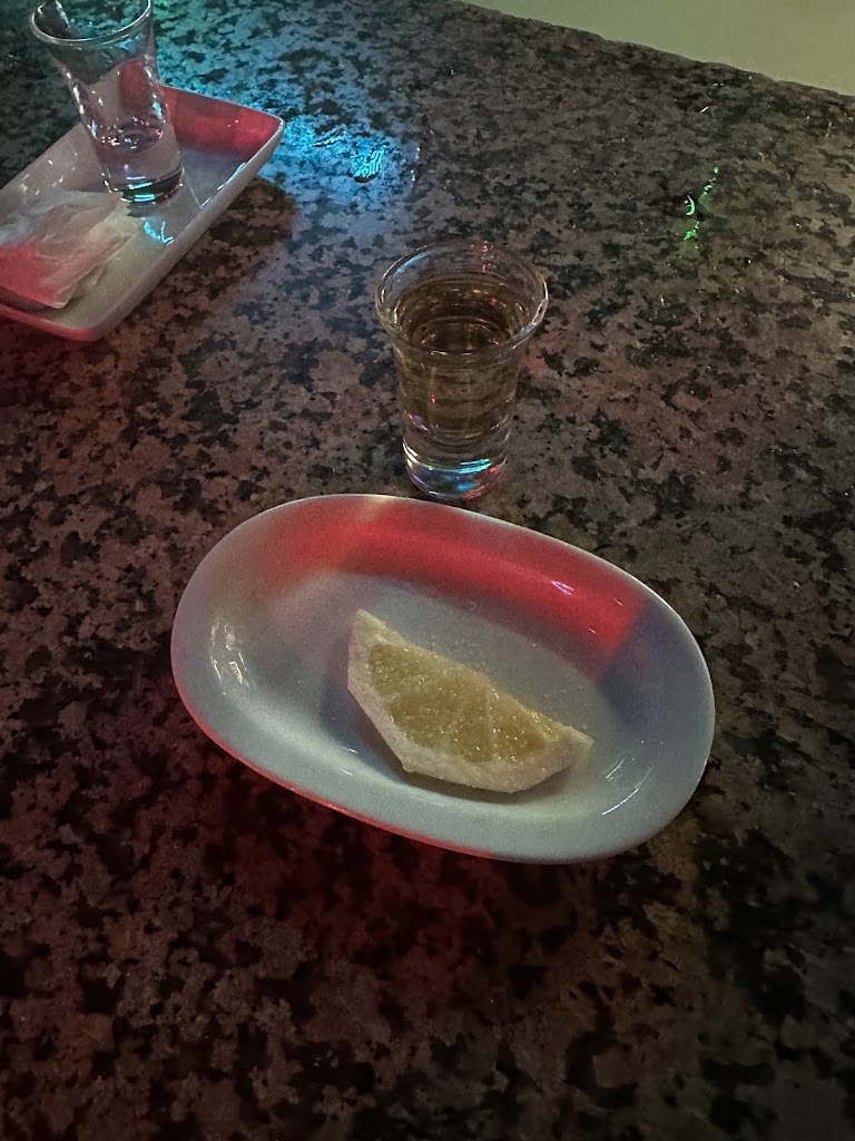 Gin & Ron (Disco Pub) — Comida y bebida