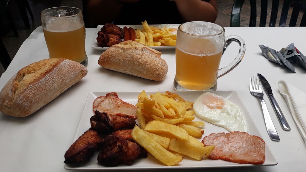 Cerveceria Etxe-Zuri Garagardotegia — Comida y bebida