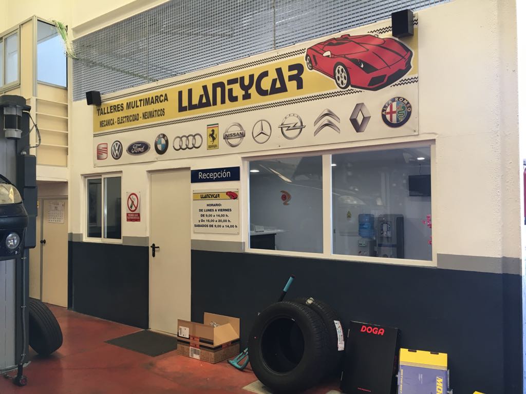 LLANTYCAR Taller Mecanico — Exterior