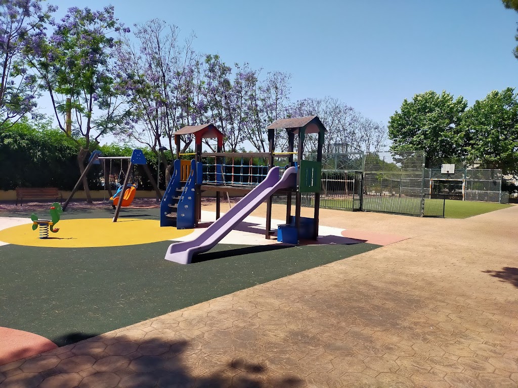 Parque infantil con pista futbol sala cesped artificial