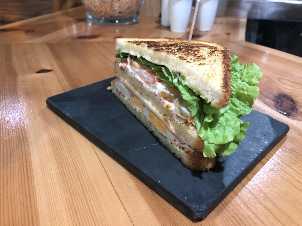 Cafe Bar Los Escalones — Comida y bebida