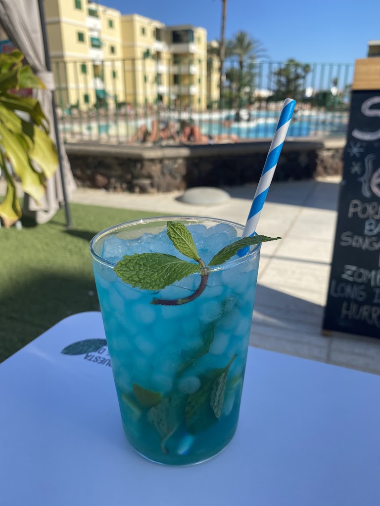 Tropicalife Poolbar & Restaurant (Bar Las Olas) — Comida y bebida