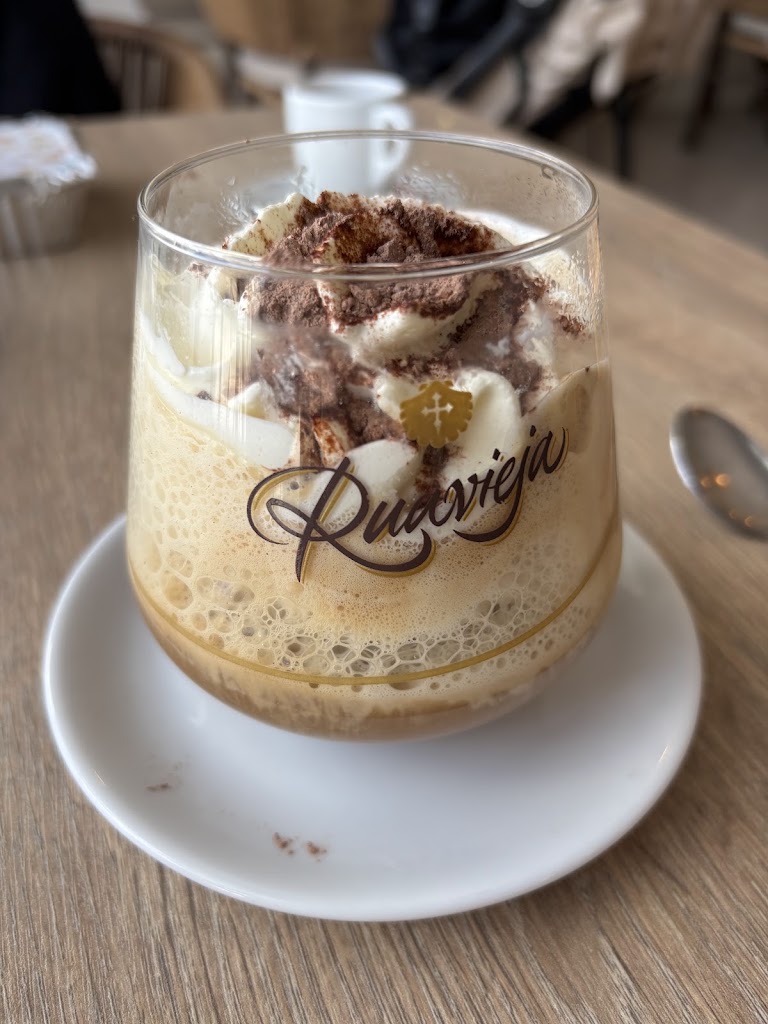 Aguamala Gastrobar — Comida y bebida