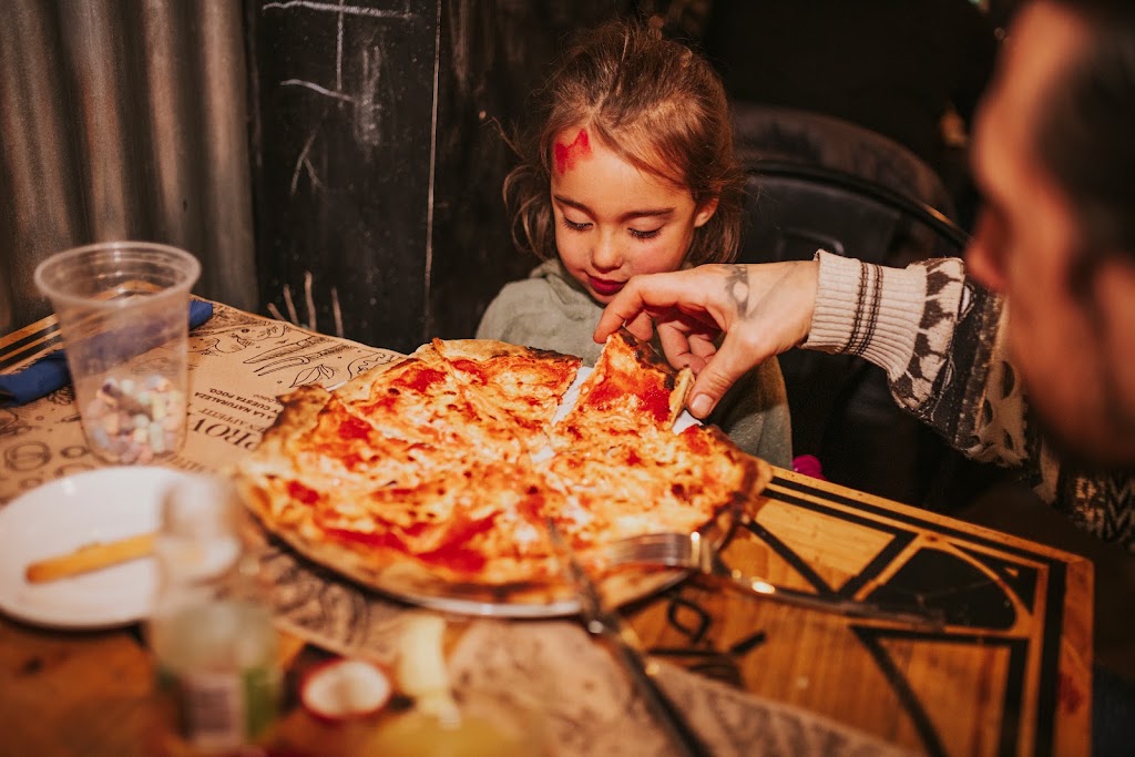Pizzeria Los Clandestinos — Comida y bebida