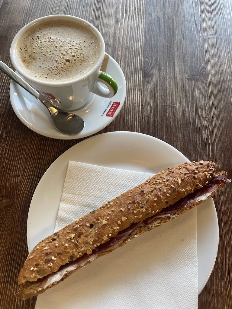 Bistro XXI — Comida y bebida