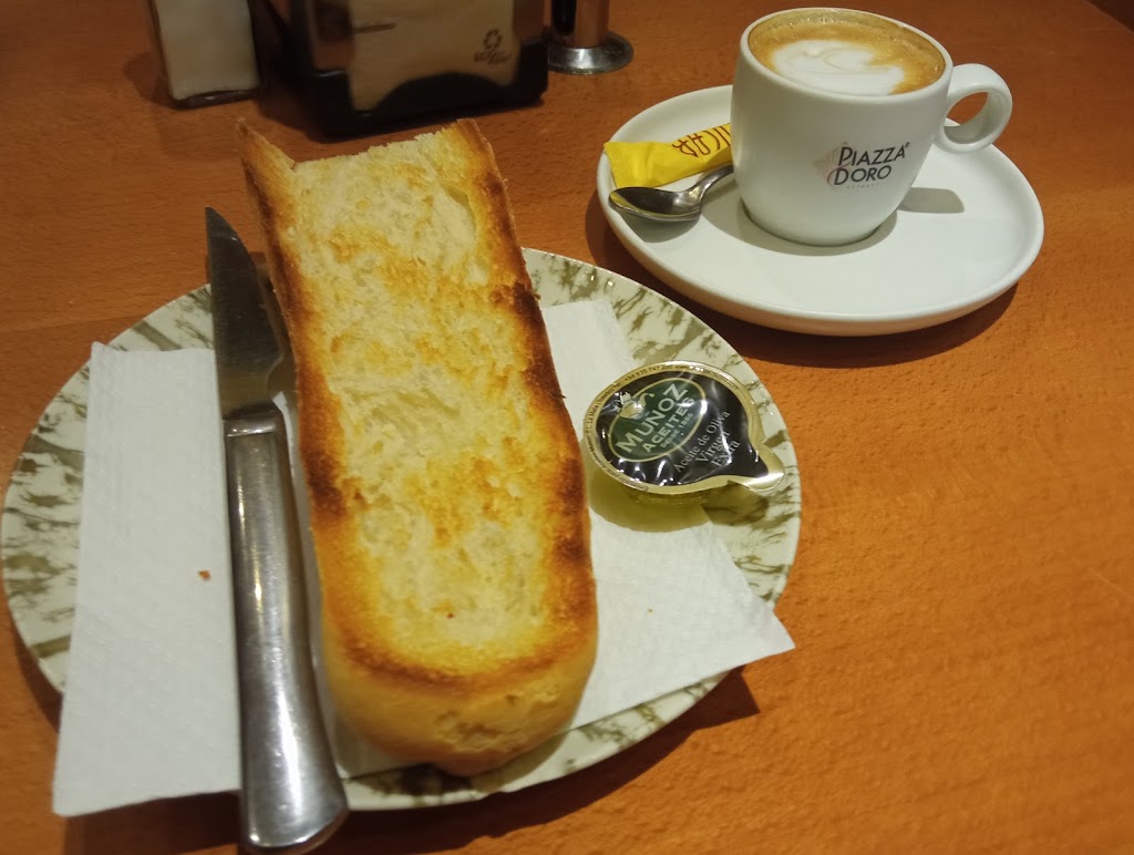 Cafe Oliva Bar — Comida y bebida