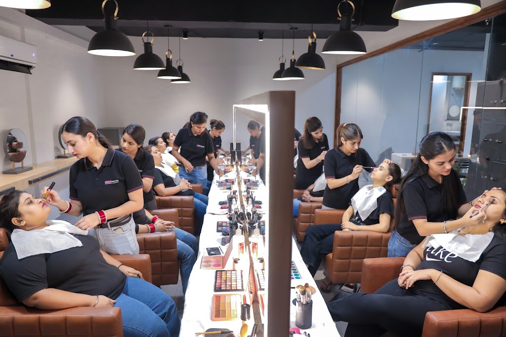 Headmasters Academy Patiala Best Beauty Academy In Patiala Makeup Hair Nails And Skin Courses