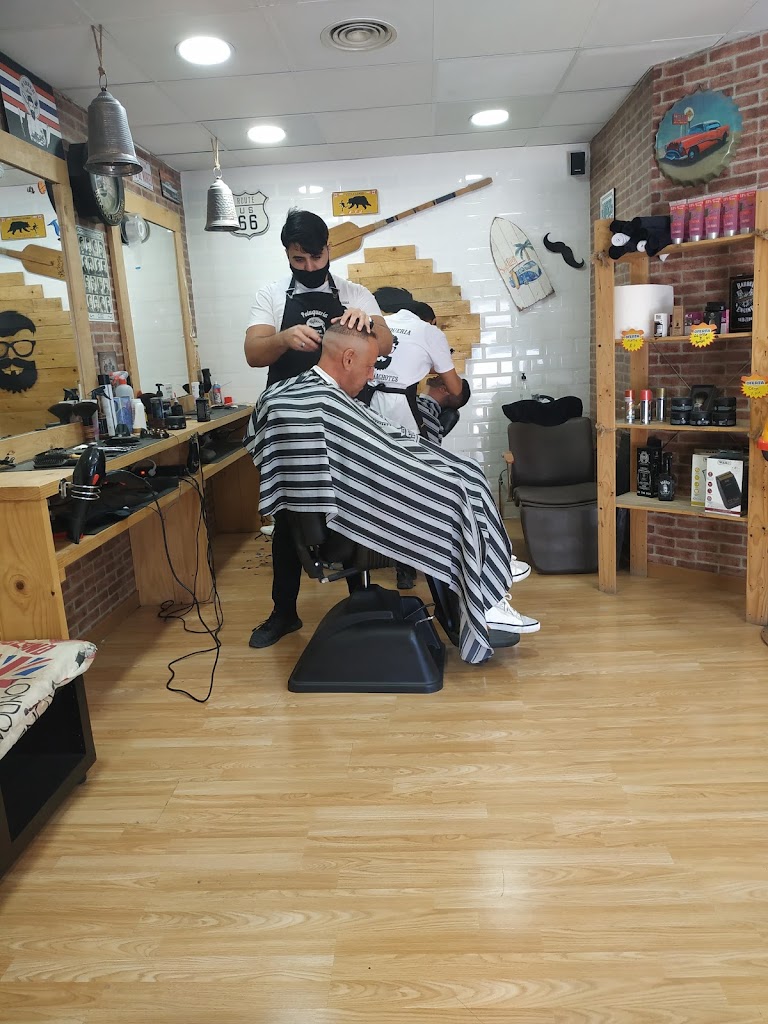 Black & White Barber Club - Peluqueria para Machotes — Peinado
