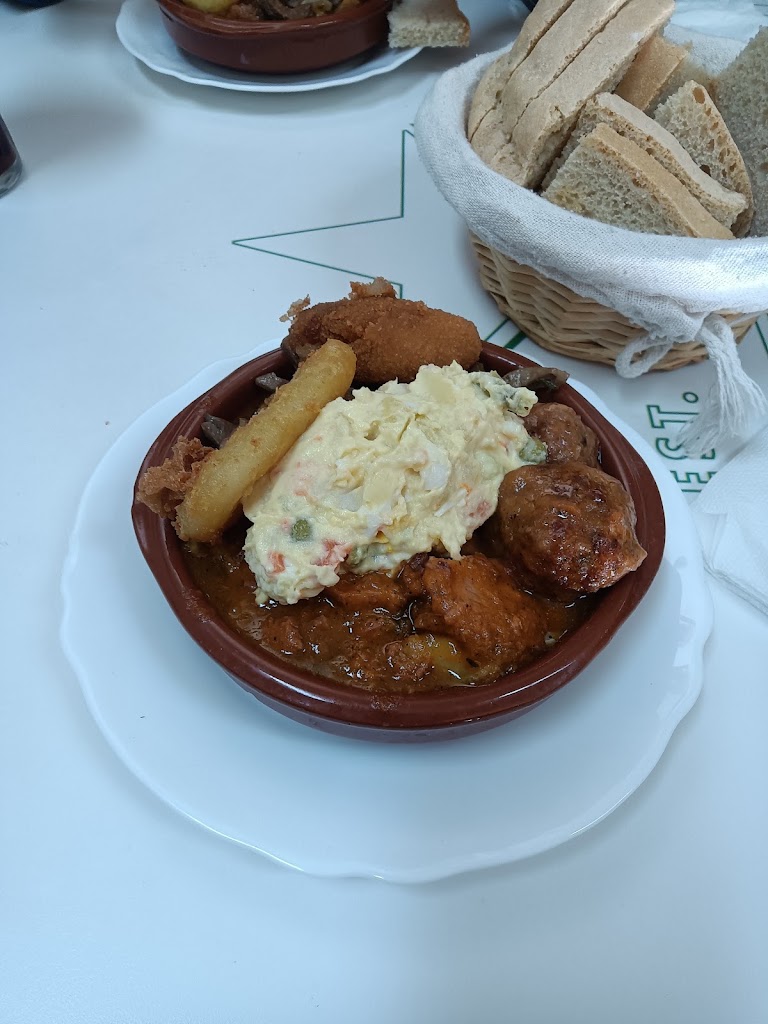 Bar Cafeteria S'embui — Comida y bebida