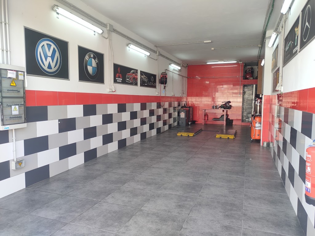 R.R. MOTORWORLD — Interior