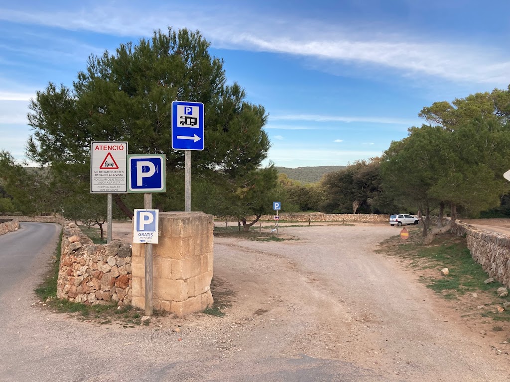 Aparcamiento de autocaravanas y coches de la Vall