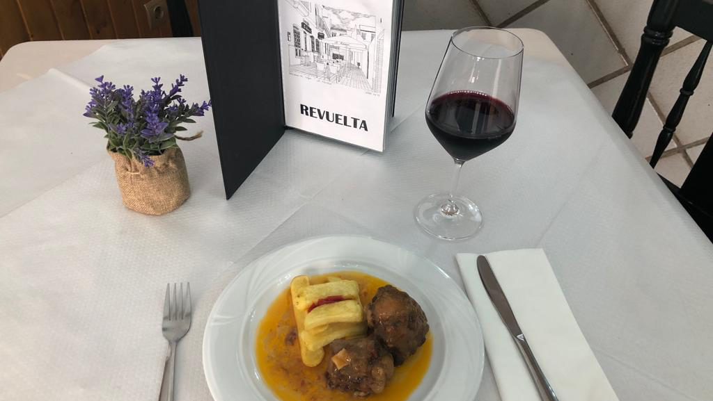 Taberna Casa Revuelta "LA RINCONA ". — Comida y bebida
