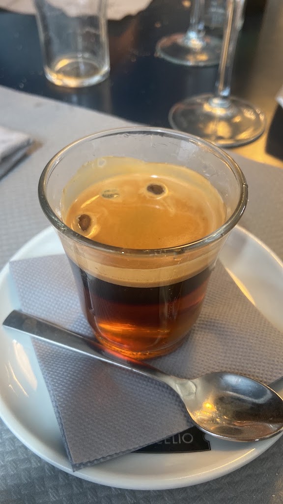 Restaurante NU — Comida y bebida